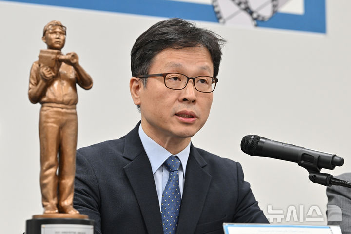 [광주=뉴시스] 이영주 기자 = 최연송 한국영상기자협회장이 18일 오후 광주 서구 5·18기념재단에서 제5회 힌츠페터 국제보도상 수상작 발표 기자회견에 참석해 기념사하고 있다. 2025.09.18. leeyj2578@newsis.com