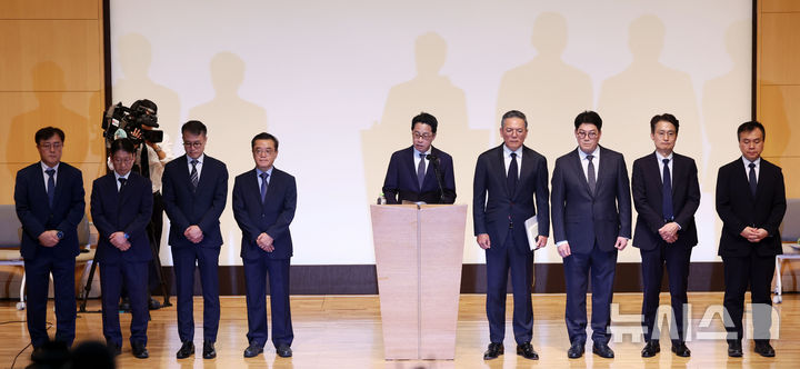 [서울=뉴시스] 홍효식 기자 = 조좌진 롯데카드 대표이사 사장 등이 18일 서울 중구 부영태평빌딩에서 사이버 침해 사고에 대한 대고객 사과를 하고 있다. 2025.09.18. yesphoto@newsis.com