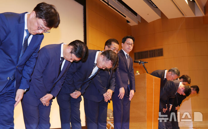 [서울=뉴시스] 홍효식 기자 = 조좌진 롯데카드 대표이사 사장 등이 18일 서울 중구 부영태평빌딩에서 사이버 침해 사고에 대한 대고객 사과를 하고 있다. 2025.09.18. yesphoto@newsis.com