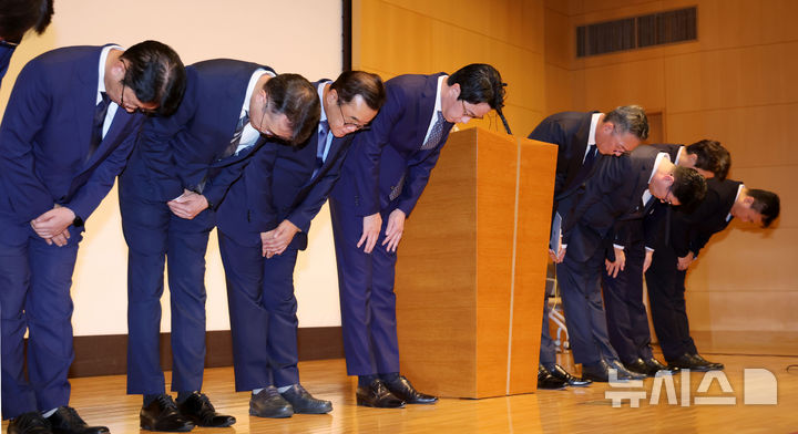 [서울=뉴시스] 홍효식 기자 = 조좌진 롯데카드 대표이사 사장 등이 18일 서울 중구 부영태평빌딩에서 사이버 침해 사고에 대한 대고객 사과를 하고 있다. 2025.09.18. yesphoto@newsis.com