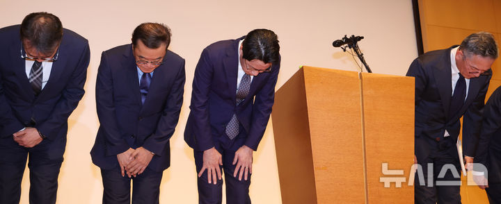 [서울=뉴시스] 홍효식 기자 = 조좌진 롯데카드 대표이사 사장 등이 18일 서울 중구 부영태평빌딩에서 사이버 침해 사고에 대한 대고객 사과를 하고 있다. 2025.09.18. yesphoto@newsis.com