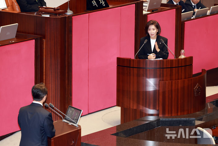 [서울=뉴시스] 고승민 기자 = 김민석 국무총리와 나경원 국민의힘 의원이 18일 서울 여의도 국회에서 열린 제429회국회(정기회) 제8차 본회의 '교육·사회·문화에 관한 질문'에서 질문과 답변을 잇고 있다. 2025.09.18. kkssmm99@newsis.com