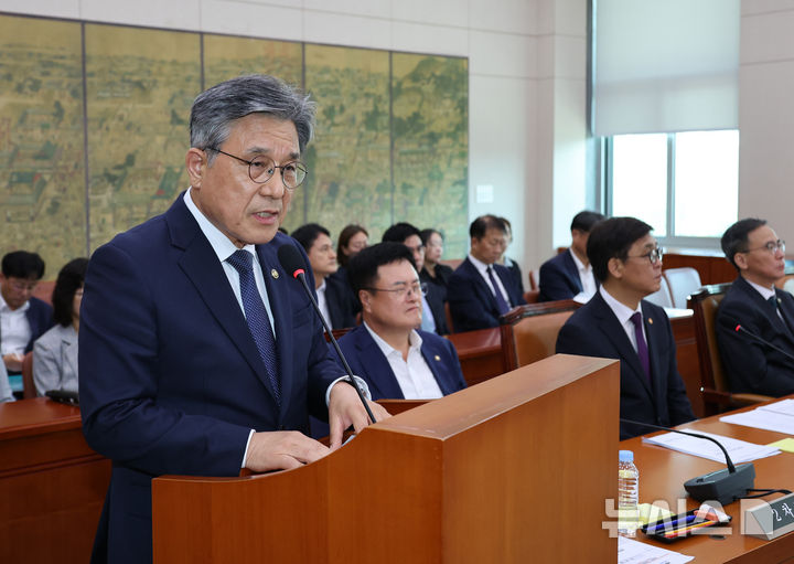 [서울=뉴시스] 김금보 기자 = 허민 국가유산청장이 18일 오후 서울 여의도 국회에서 열린 전체회의에서 발언을 하고 있다. 2025.09.18. kgb@newsis.com