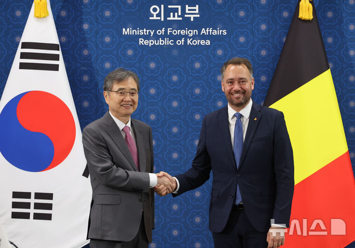 [서울=뉴시스] 김명원 기자 = 조현(왼쪽) 외교부 장관과 막심 프레보 벨기에 부총리 겸 외교·유럽·개발협력 장관이 18일 서울 종로구 외교부에서 열린 한-벨기에 외교장관회담에 앞서 악수하고 있다. 2025.09.18. kmx1105@newsis.com