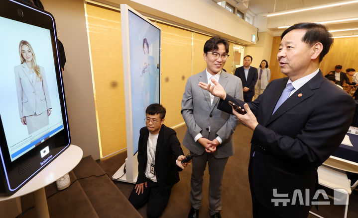 [서울=뉴시스] 조성우 기자 = 구윤철 경제부총리 겸 기획재정부 장관이 18일 오후 서울 강남구 클레온에서 열린 초혁신경제 릴레이 현장 간담회에서 AI 기반 대화형 디지털휴먼 기술 시연을 지켜보고 있다. 2025.09.18. xconfind@newsis.com