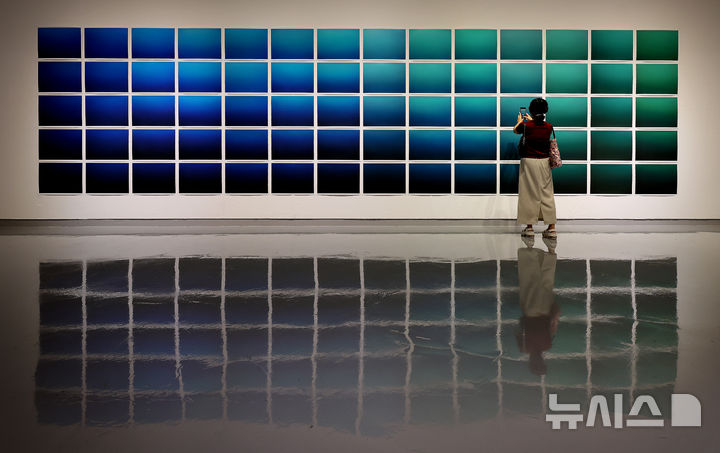 [대구=뉴시스] 이무열 기자 = 18일 대구 달서구 대구문화예술회관에서 개막한 제10회 대구사진비엔날레를 찾은 관람객이 작품을 감상하고 있다. 대구사진비엔날레는 ‘The pulse of life 생명의 울림’을 주제로 대구문화예술회관 등 대구 시내 주요 장소에서 11월 16일 까지 열린다. 2025.09.18. lmy@newsis.com