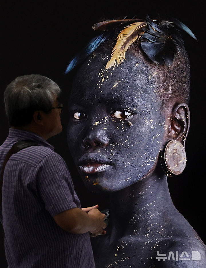 [대구=뉴시스] 이무열 기자 = 18일 대구 달서구 대구문화예술회관에서 개막한 제10회 대구사진비엔날레를 찾은 관람객이 작품을 감상하고 있다. 대구사진비엔날레는 ‘The pulse of life 생명의 울림’을 주제로 대구문화예술회관 등 대구 시내 주요 장소에서 11월 16일 까지 열린다. 2025.09.18. lmy@newsis.com