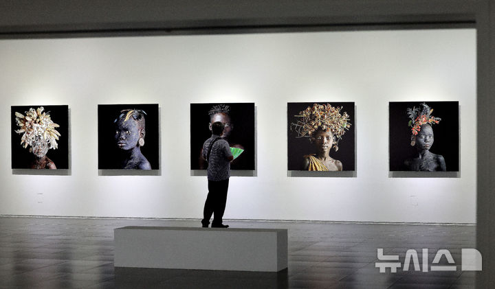 [대구=뉴시스] 이무열 기자 = 18일 대구 달서구 대구문화예술회관에서 개막한 제10회 대구사진비엔날레를 찾은 관람객이 작품을 감상하고 있다. 대구사진비엔날레는 ‘The pulse of life 생명의 울림’을 주제로 대구문화예술회관 등 대구 시내 주요 장소에서 11월 16일 까지 열린다. 2025.09.18. lmy@newsis.com