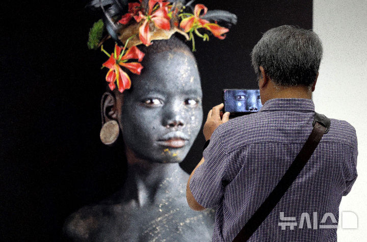 [대구=뉴시스] 이무열 기자 = 18일 대구 달서구 대구문화예술회관에서 개막한 제10회 대구사진비엔날레를 찾은 관람객이 작품을 감상하고 있다. 대구사진비엔날레는 ‘The pulse of life 생명의 울림’을 주제로 대구문화예술회관 등 대구 시내 주요 장소에서 11월 16일 까지 열린다. 2025.09.18. lmy@newsis.com