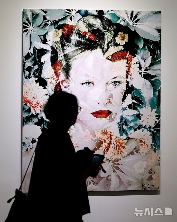 [대구=뉴시스] 이무열 기자 = 18일 대구 달서구 대구문화예술회관에서 개막한 제10회 대구사진비엔날레를 찾은 관람객이 작품을 감상하고 있다. 대구사진비엔날레는 ‘The pulse of life 생명의 울림’을 주제로 대구문화예술회관 등 대구 시내 주요 장소에서 11월 16일 까지 열린다. 2025.09.18. lmy@newsis.com