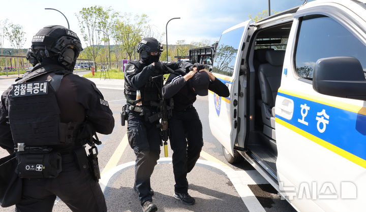 [인천=뉴시스] 전진환 기자 = 18일 오후 인천 중구 인스파이어 리조트에서 실시된 2025 APEC(아시아태평양경제협력체) 정상회의 대비 관계기관 대테러 합동훈련에서 경찰특공대가 테러범을 체포해 이송하고 있다. 2025.09.18. amin2@newsis.com