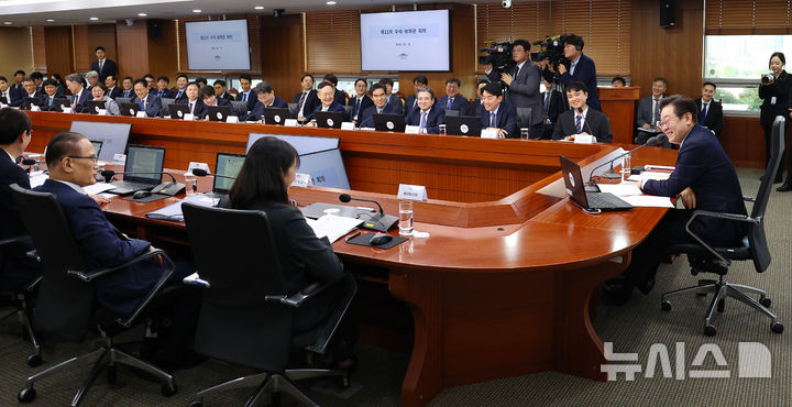 [서울=뉴시스] 최동준 기자 = 이재명 대통령이 18일 서울 용산 대통령실 청사에서 열린 수석보좌관회의에서 발언하고 있다. (대통령실통신사진기자단) 2025.09.18. photocdj@newsis.com