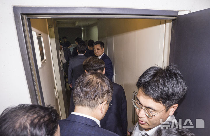 [서울=뉴시스] 김근수 기자 = 김건희 특검팀(특별검사 민중기)이 통일교인의 국민의힘 당원 가입 여부 자료와 관련해 압수수색을 벌인 18일 오후 서울 여의도 국민의힘 당원 명부 데이터베이스 관리 업체 사무실로 국민의힘 의원들이 들어가고 있다. 2025.09.18. ks@newsis.com