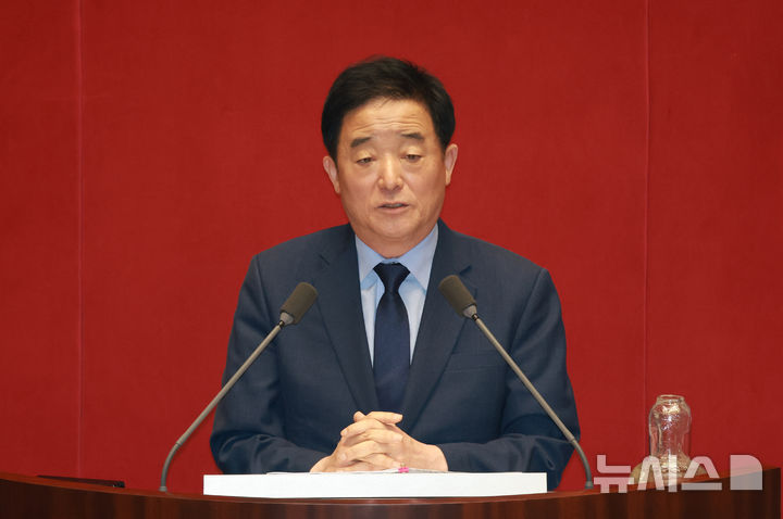 [서울=뉴시스] 고승민 기자 = 강득구 더불어민주당 의원이 18일 서울 여의도 국회에서 열린 제429회국회(정기회) 제8차 본회의 '교육·사회·문화에 관한 질문'에서 질의 전 발언하고 있다. 2025.09.18. kkssmm99@newsis.com