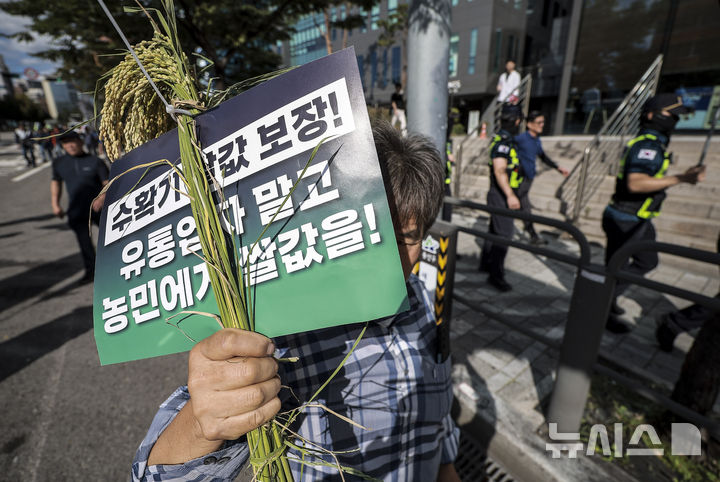 [서울=뉴시스] 정병혁 기자 = 사진은 지난 9월 18일 중구 서울역12번 출구 인근 한강대로에서 열린 수확기 쌀값 보장 전국농민대회에서 전국농민회총연맹 조합원들이 행진하고 있는 모습. 2025.09.18. jhope@newsis.com