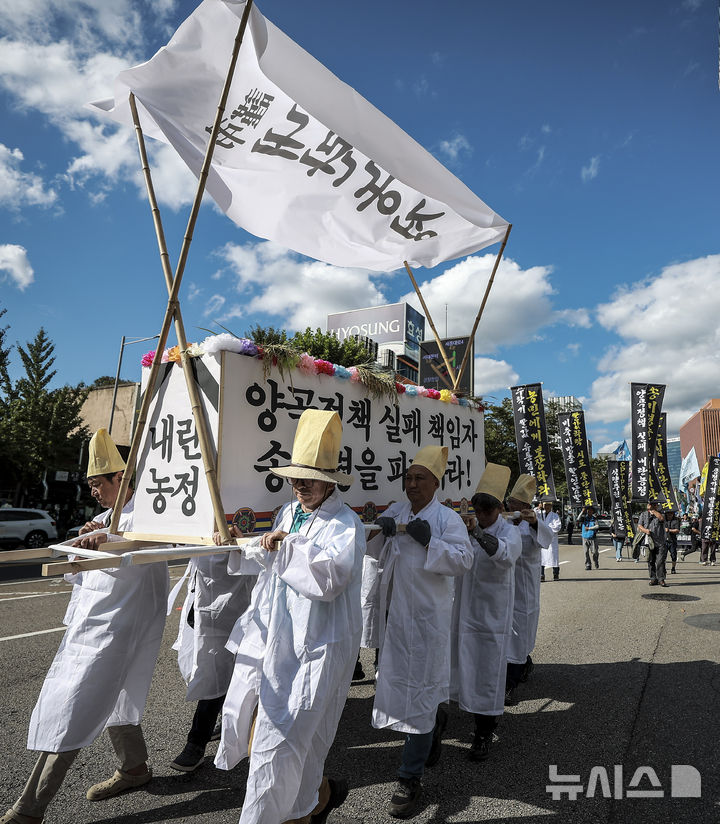 [서울=뉴시스] 정병혁 기자 = 18일 중구 서울역12번 출구 인근 한강대로에서 열린 수확기 쌀값 보장 전국농민대회에서 전국농민회총연맹 조합원들이 행진하고 있다. 2025.09.18. jhope@newsis.com