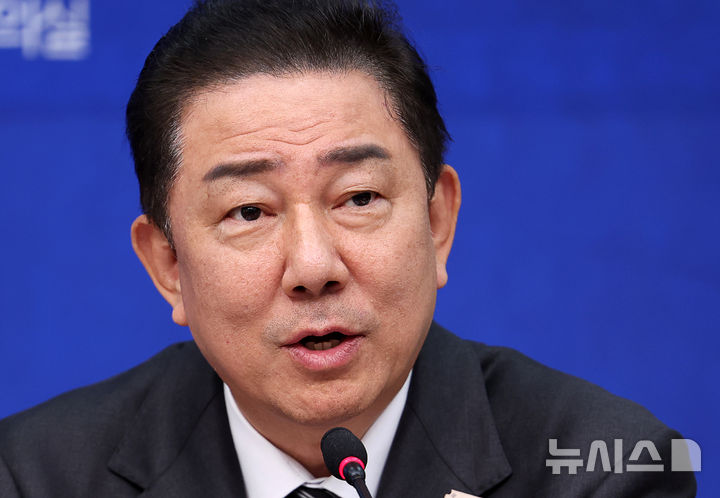 [서울=뉴시스] 김명년 기자 = 김병기 더불어민주당 원내대표가 18일 오후 서울 여의도 국회에서 열린 '서울·인천·강원 예산정책협의회에서 발언하고 있다. 2025.09.18. kmn@newsis.com