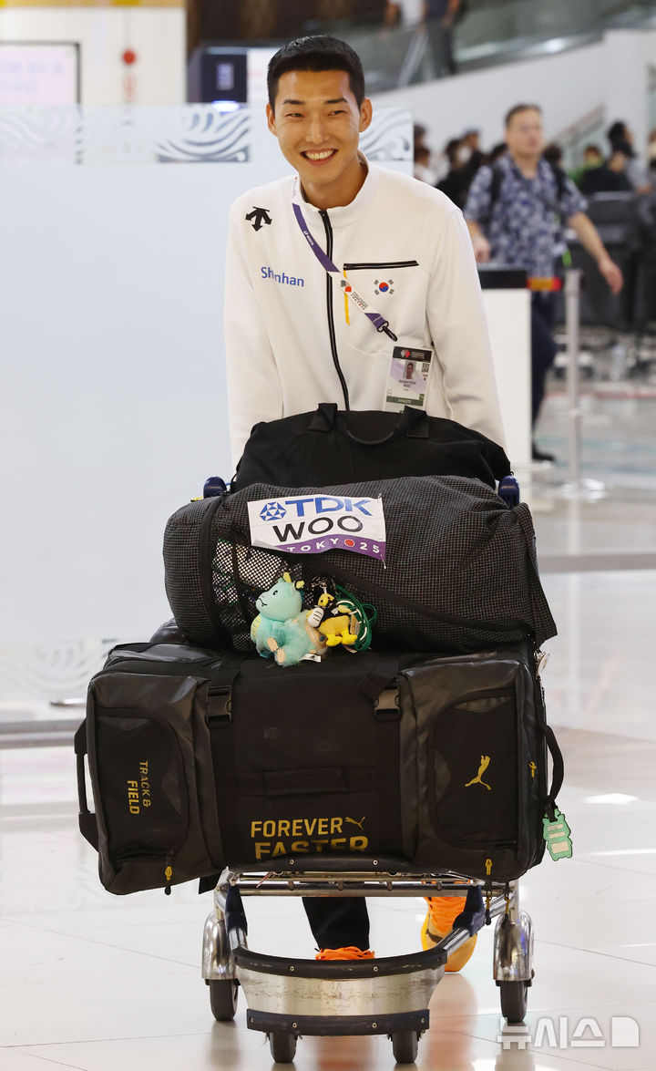 [서울=뉴시스] 박주성 기자 = 2025 도쿄 세계육상선수권대회 남자 높이뛰기에서 은메달을 획득한 우상혁 션수가 18일 서울 강서구 김포국제공항 입국장으로 귀국하고 있다. 2025.09.18. park7691@newsis.com