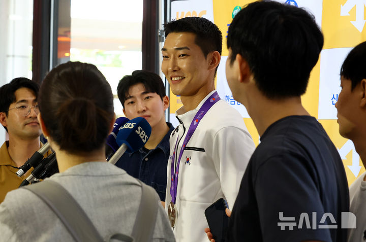 [서울=뉴시스] 박주성 기자 = 2025 도쿄 세계육상선수권대회 남자 높이뛰기에서 은메달을 획득한 우상혁 션수가 18일 서울 강서구 김포국제공항 입국장으로 귀국해 취재진의 질문에 답하고 있다. 2025.09.18. park7691@newsis.com