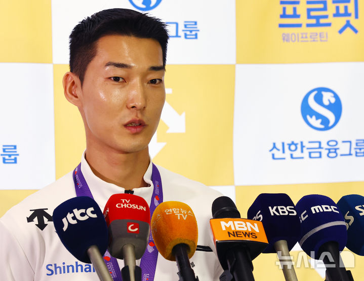 [서울=뉴시스] 박주성 기자 = 2025 도쿄 세계육상선수권대회 남자 높이뛰기에서 은메달을 획득한 우상혁 션수가 18일 서울 강서구 김포국제공항 입국장으로 귀국해 취재진의 질문에 답하고 있다. 2025.09.18. park7691@newsis.com