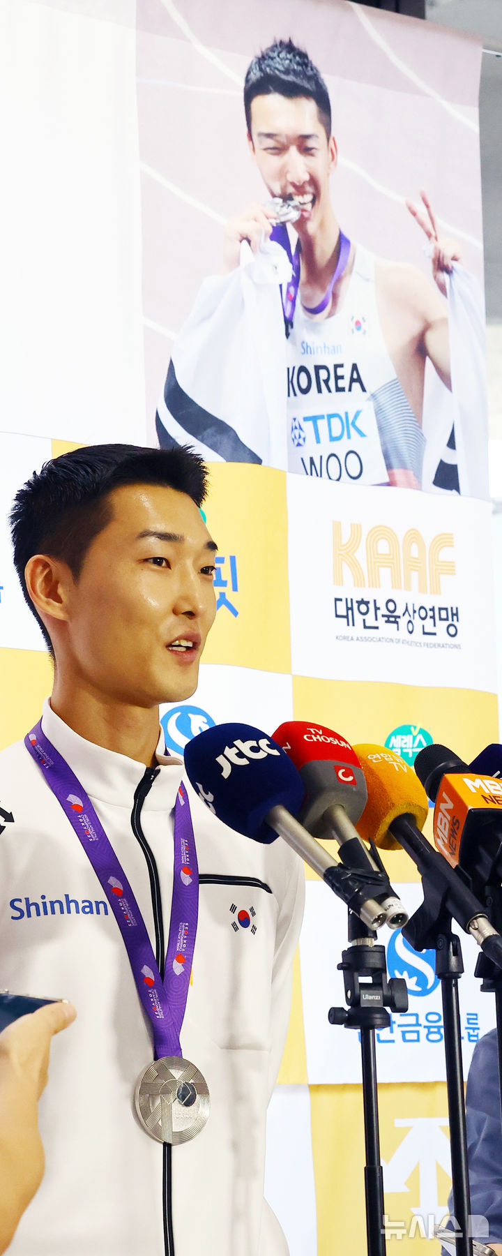 [서울=뉴시스] 박주성 기자 = 2025 도쿄 세계육상선수권대회 남자 높이뛰기에서 은메달을 획득한 우상혁 션수가 18일 서울 강서구 김포국제공항 입국장으로 귀국해 취재진의 질문에 답하고 있다. 2025.09.18. park7691@newsis.com