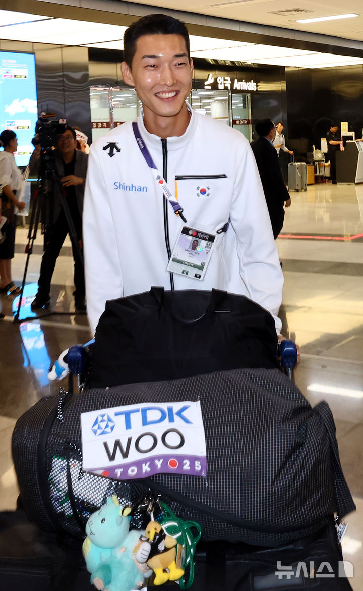 [서울=뉴시스] 박주성 기자 = 2025 도쿄 세계육상선수권대회 남자 높이뛰기에서 은메달을 획득한 우상혁 선수가 18일 서울 강서구 김포국제공항 입국장으로 귀국하고 있다. 2025.09.18. park7691@newsis.com