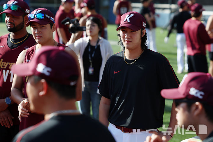 [서울=뉴시스] 조성우 기자 = 18일 오후 서울 송파구 잠실야구장에서 2025 KBO리그 키움 히어로즈와 두산 베어스의 경기 전 1군 엔트리에 합류한 키움 투수 안우진이 팀 미팅에 참여하고 있다. 2025.09.18. xconfind@newsis.com