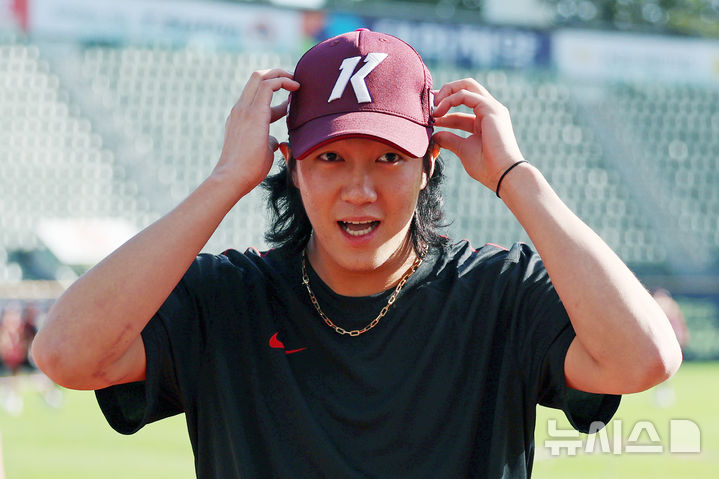[서울=뉴시스] 조성우 기자 = 18일 오후 서울 송파구 잠실야구장에서 2025 KBO리그 키움 히어로즈와 두산 베어스의 경기 전 1군 엔트리에 합류한 키움 투수 안우진이 팀 미팅에 참여하고 있다.  당초 안우진은 9월17일 사회복무요원 소집 해제 이후 팀에 합류할 예정이었으나 지난달 퓨처스(2군)팀 자체 청백전 종료 후 진행된 추가 훈련에서 오른쪽 어깨를 다쳤다. 2025.09.18. xconfind@newsis.com