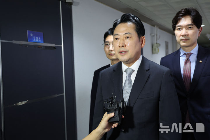 [서울=뉴시스] 김명년 기자 = 장동혁 국민의힘 대표가 18일 오후 서울 여의도 국민의힘 당원 명부 데이터베이스 관리 업체 앞에서 김건희 특검 압수수색 관련 입장을 밝히고 있다. 이날 김건희 특검은 해당 업체와 국민의힘 당사에 대한 압수수색을 시도했다. 2025.09.18. kmn@newsis.com