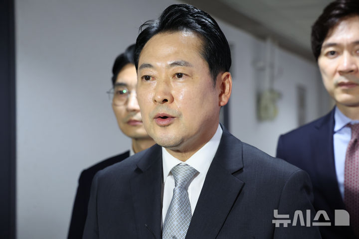 [서울=뉴시스] 김명년 기자 = 장동혁 국민의힘 대표가 18일 오후 서울 여의도 국민의힘 당원 명부 데이터베이스 관리 업체 앞에서 김건희 특검 압수수색 관련 입장을 밝히고 있다. 이날 김건희 특검은 해당 업체와 국민의힘 당사에 대한 압수수색을 시도했다. 2025.09.18. kmn@newsis.com