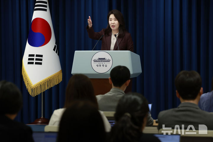 [서울=뉴시스] 최동준 기자 = 강유정 대변인이 지난 18일 서울 용산 대통령실 청사에서 마이클 샌델 교수 접견, 대통령 주재 수석보좌관회의 관련 브리핑을 마친 뒤 질문을 받고 있다. 2025.09.18. photocdj@newsis.com