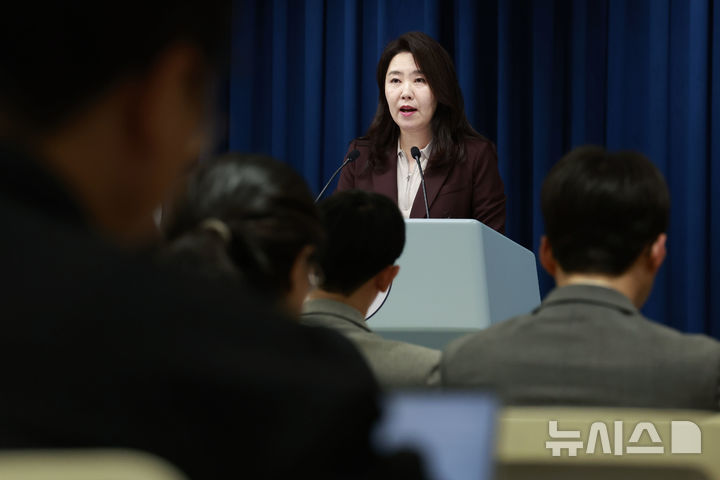 [서울=뉴시스] 최동준 기자 = 강유정 대변인이 18일 서울 용산 대통령실 청사에서 마이클 샌델 교수 접견, 대통령 주재 수석보좌관회의 관련 브리핑을 하고 있다. 2025.09.18. photocdj@newsis.com