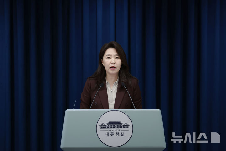 [서울=뉴시스] 최동준 기자 = 강유정 대변인이 18일 서울 용산 대통령실 청사에서 마이클 샌델 교수 접견, 대통령 주재 수석보좌관회의 관련 브리핑을 하고 있다. 2025.09.18. photocdj@newsis.com