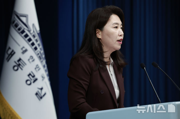 [서울=뉴시스] 최동준 기자 = 강유정 대변인이 지난 18일 서울 용산 대통령실 청사에서 마이클 샌델 교수 접견, 대통령 주재 수석보좌관회의 관련 브리핑을 하고 있다. 2025.09.18. photocdj@newsis.com