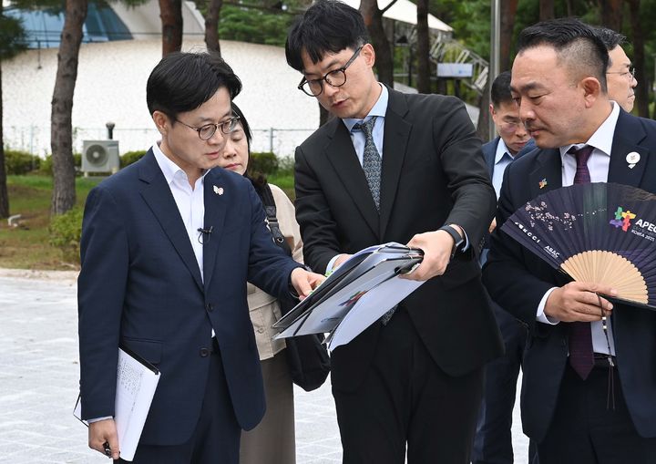 [서울=뉴시스] 김정관 산업통상부 장관이 18일 2025년 APEC 정상회의가 열리는 경북 경주시 예술의 전당(CEO Summit), 화랑마을(CEO Summit 만찬), 화백컨벤션센터(정상회의), 강동리조트 등 주요 경제인 행사장소 현장 점검을 하고 있다. (사진=산업통상부 제공) 2025.09.18. photo@newsis.com *재판매 및 DB 금지