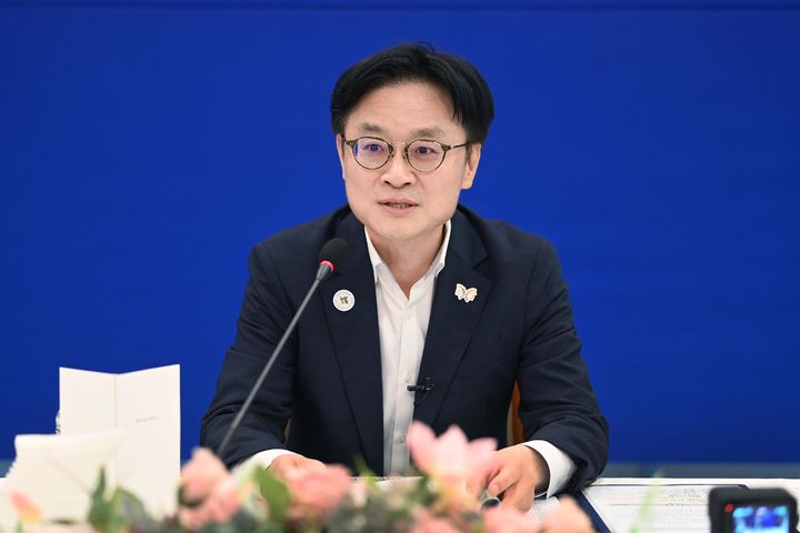 [서울=뉴시스] 김정관 산업통상자원부 장관이 18일 경북 경주시 강동 다이너스 컨트리클럽에서 제3차 APEC 경제인 행사 추진위원회 회의를 하고 있다. (사진=산업통상자원부 제공) 2025.09.18. photo@newsis.com *재판매 및 DB 금지