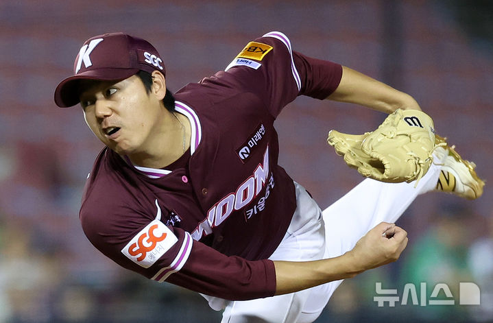 [서울=뉴시스] 조성우 기자 = 18일 오후 서울 송파구 잠실야구장에서 열린 2025 KBO리그 키움 히어로즈와 두산 베어스의 경기, 키움 선발투수 하영민이 두산 7회말 공격 때 마운드에 올라 역투하고 있다. 2025.09.18. xconfind@newsis.com