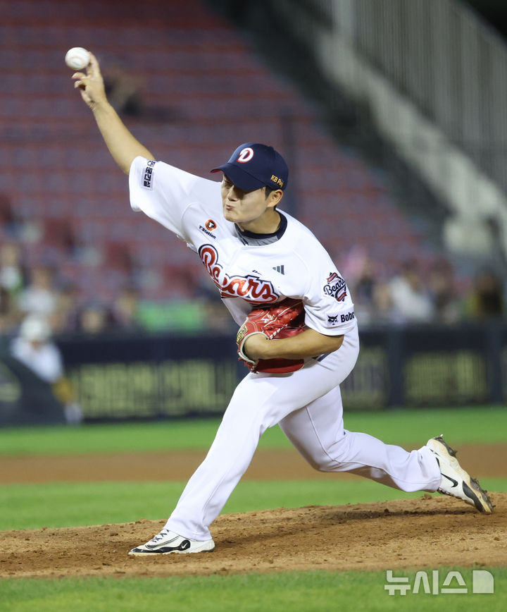 [서울=뉴시스] 조성우 기자 = 18일 오후 서울 송파구 잠실야구장에서 열린 2025 KBO리그 키움 히어로즈와 두산 베어스의 경기, 두산 투수 김택연이 키움 9회초 공격 때 마운드에 올라 역투하고 있다. 2025.09.18. xconfind@newsis.com