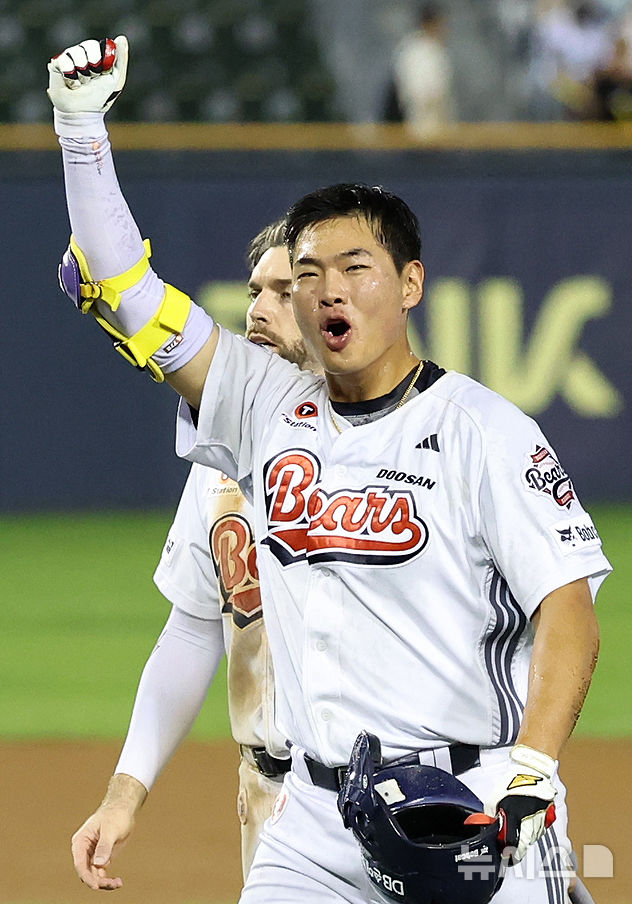 [서울=뉴시스] 조성우 기자 = 18일 오후 서울 송파구 잠실야구장에서 열린 2025 KBO리그 키움 히어로즈와 두산 베어스의 경기, 두산 9회말 공격 2사 주자 1, 2루서 홍성호가 끝내기 안타를 때린 뒤 기뻐하고 있다. 2025.09.18. xconfind@newsis.com
