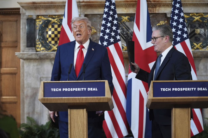 [런던=AP/뉴시스]도널드 트럼프 미국 대통령이 18일(현지 시간) 영국 런던에서 키어 스타머 영국 총리와 공동 기자회견을 진행하고 있다. 2025.09.19.