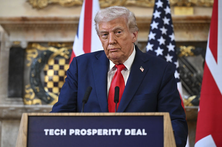 [에일즈베리=AP/뉴시스] 도널드 트럼프 미국 대통령이 18일(현지 시간) 잉글랜드 에일즈베리에서 키어 스타머 영국 총리와 공동 기자회견을 진행하고 있다. 트럼프 대통령은 19일 예고된 시진핑 중국 국가주석과 통화에서 틱톡 문제를 매듭짓길 바란다고 밝혔다. 2025.09.19.