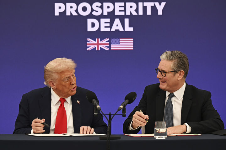 [에일즈버리=AP/뉴시스] 도널드 트럼프(왼쪽) 미국 대통령과 키어 스타머 영국 총리가 18일(현지 시간) 영국 에일즈버리 인근 총리 별장 체커스에서 양해각서에 서명하고 있다. 2025.09.19.