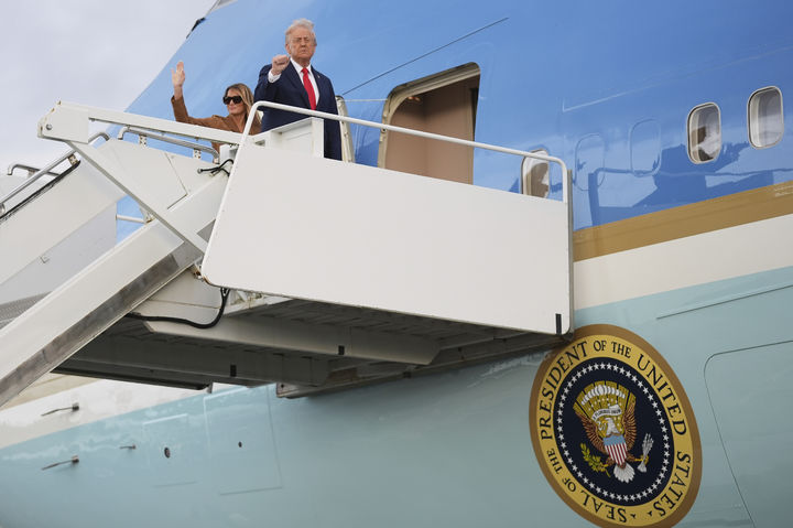 [워싱턴=AP/뉴시스]도널드 트럼프 미국 대통령과 부인 멜라니아 여사가 18일(현지 시간) 영국 국빈방문을 마무리한 뒤 귀국길에 오르며 인사하고 있다. 2025.09.19.