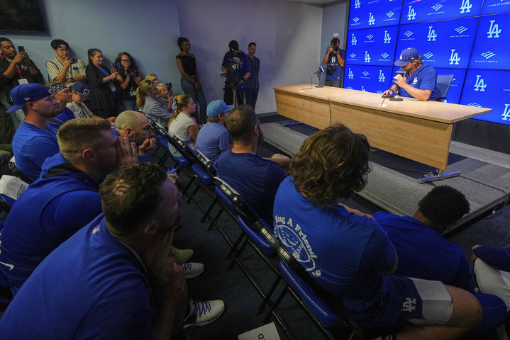 [로스앤젤레스=AP/뉴시스] 로스앤젤레스(LA) 다저스의 클레이튼 커쇼(37)가 18일(현지 시간) 미 캘리포니아주 LA 다저 스타디움에서 은퇴 기자회견을 하고 있다. LA 다저스의 살아있는 전설 커쇼는 이번 시즌을 끝으로 은퇴한다고 밝혔다. 그는 19일 샌프란시스코 자이언츠와의 홈경기에 마지막 선발로 나선다. 2025.09.19.