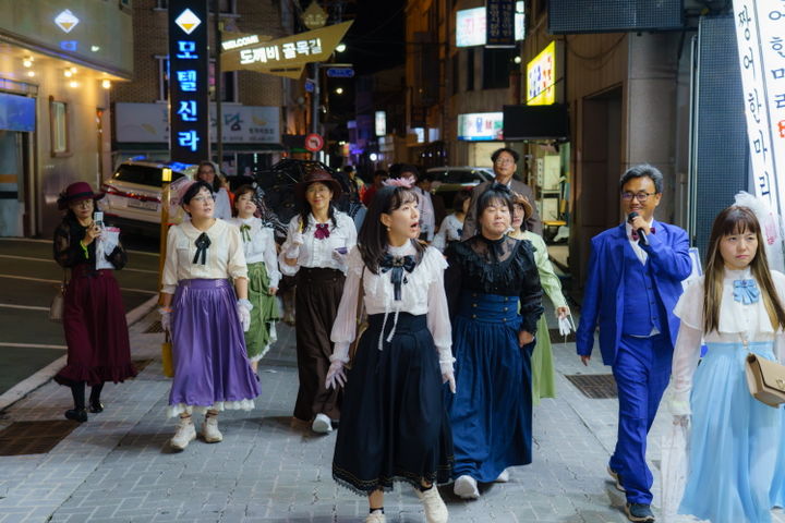 [통영=뉴시스] 신정철 기자= 경남 통영시는 오는 27일부터 10월 25일까지 총 4회에 걸쳐 통영의 근대 골목길을 따라 걷는 시간 여행에 현대 미디어어트 체험을 더한 '2025 모던보이즈 도보투어, 이중섭과 시간여행자’를 운영한다고 18일 밝혔다.사진은 지난해 개최된 '투나잇 통영 모던보이즈 도보투어' 행사 모습.(사진=통영시 제공).2025.09.18. photo@newsis.com *재판매 및 DB 금지