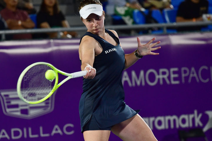 [서울=뉴시스] 바르보라 크레이치코바(체코)가 18일 서울 송파구 올림픽공원 테니스코트에서 열린 여자프로테니스(WTA) 투어 코리아오픈 단식 2회전에서 에마 라두카누(영국)와 경기를 펼치고 있다. (사진 = 코리아오픈 대회 조직위원회 제공) *재판매 및 DB 금지