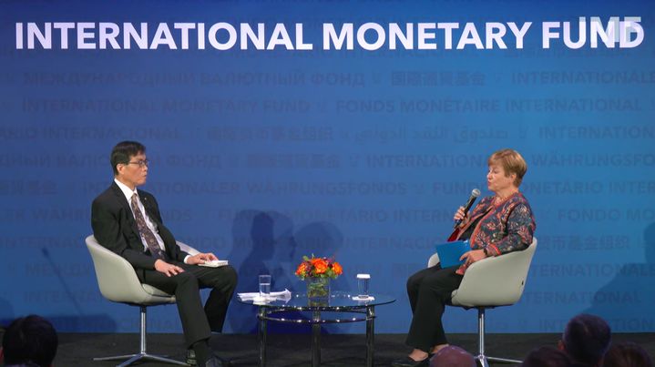 이창용 한국은행 총재가 18일(현지시각) 미국 워싱턴에서 열린 IMF '미셀 캉드쉬 중앙은행 강연'에서 크리스탈리나 게오르기에바 IMF 총재와의 대담하고 있다. (사진=IMF 영상 캡쳐) *재판매 및 DB 금지