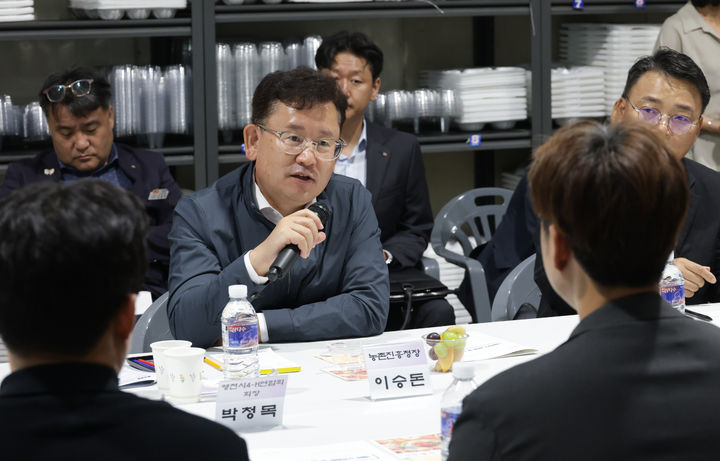 [세종=뉴시스]이승돈 농촌진흥청장이 18일 경북 영천시 대창면에 있는 복숭아 농장을 방문해 청년농업인 단체인 4-에이치(H) 지역 회원들과 간담회를 가지고 있다. (사진=농진청 제공) *재판매 및 DB 금지