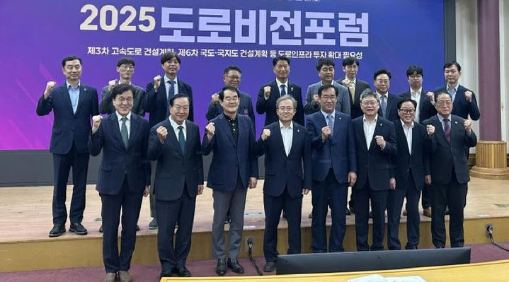 [춘천=뉴시스] 19일 강원특별자치도가 지난 18일국회의원회관에서 김광래 도 경제부지사, 한기호·송기헌 국회의원 등이 참석한 가운데 남북9축 영월~양구 구간 등 지역 주요 현안을 논의했다 고 밝혔다. *재판매 및 DB 금지