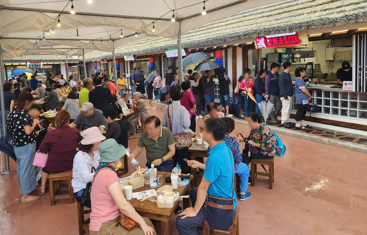 [서울=뉴시스] 더본코리아가 '다시온' 프로젝트를 진행한 경북 문경시 '가은아자개장터' 모습. (사진=더본코리아 제공) *재판매 및 DB 금지